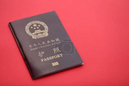 Pasaporte rojo de la República Popular China. pasaporte chino de la República Popular China sobre fondo brillante de cerca