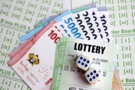 Billets de loterie verts et billets indonésiens à blanc avec des numéros pour jouer à la loterie fermer