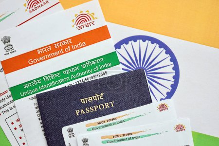 Indische Aadhaar-Karte von Unique Identification Authority of India und Reisepass auf indischer Flagge aus nächster Nähe