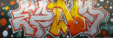 Die alte Wand mit Farbflecken im Stil der Street-Art-Kultur dekoriert. Bunter Hintergrund voller Graffiti-Malerei mit hellen Aerosolumrissen an der Wand. Farbige Hintergrundtextur