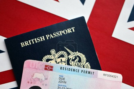 Permiso de residencia Tarjeta BRP y pasaporte británico del Reino Unido en Union Jack bandera de cerca