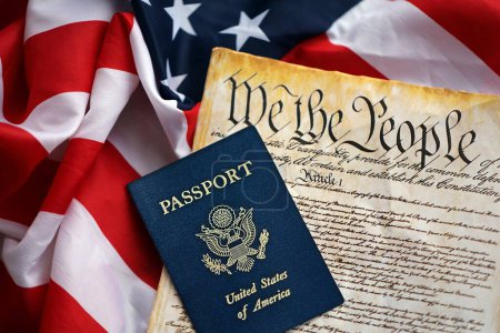 Preámbulo a la Constitución de los Estados Unidos con pasaporte y bandera americana. Antiguo papel amarillo con texto We The People