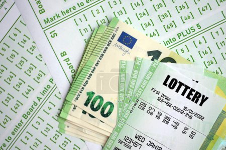 Billets de loterie verts et billets en euros à blanc avec des numéros pour jouer à la loterie fermer