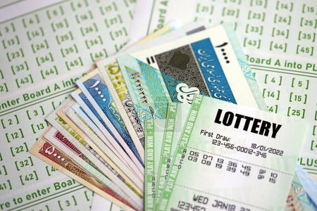 Grüne Lotterielose und iranische Geldscheine auf blankem Papier mit Zahlen zum Lotteriespiel aus nächster Nähe