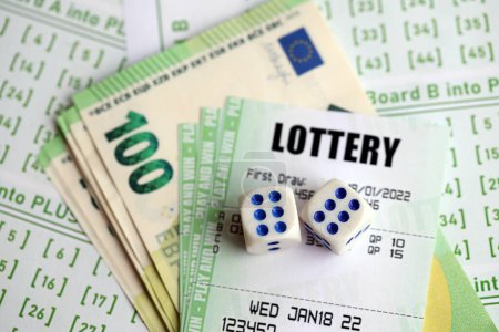 Grüne Lotterielose und Euroscheine auf blankem Papier mit Zahlen zum Lotteriespiel aus nächster Nähe