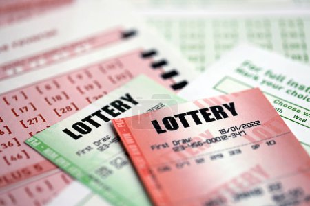 Téléchargez les photos : Billets de loterie verts et rouges sur les billets en blanc avec des numéros pour jouer à la loterie fermer - en image libre de droit