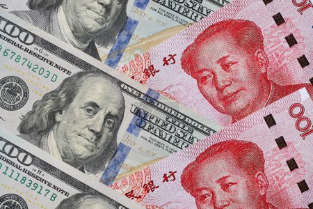 Muchos billetes de dinero de la República Popular China y Estados Unidos. Yuan de la República Popular China y billetes en dólares estadounidenses se cierran