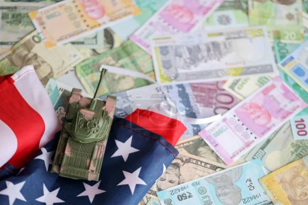 Panzer auf der Flagge der Vereinigten Staaten auf vielen Banknoten verschiedener Währungen. Hintergrund der Kriegsfinanzierung und des Preises für militärische Unterstützung der Vereinigten Staaten von Amerika