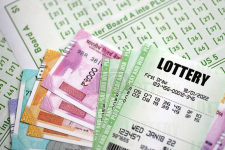 Grüne Lotterielose und indische Rupien Geldscheine auf blankem Papier mit Zahlen zum Lotteriespiel aus nächster Nähe