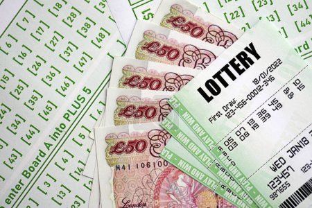 Billets de loterie verte et la Grande-Bretagne livres billets d'argent à blanc avec des numéros pour jouer à la loterie fermer