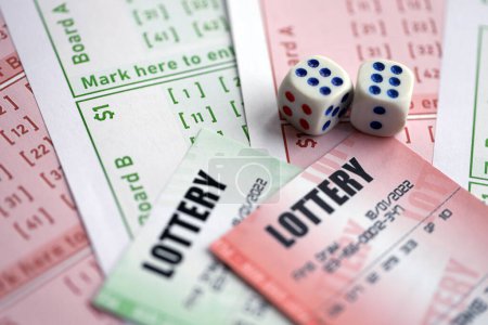 Téléchargez les photos : Billets de loterie verts et rouges avec dés sur les billets en blanc avec des numéros pour jouer à la loterie fermer - en image libre de droit