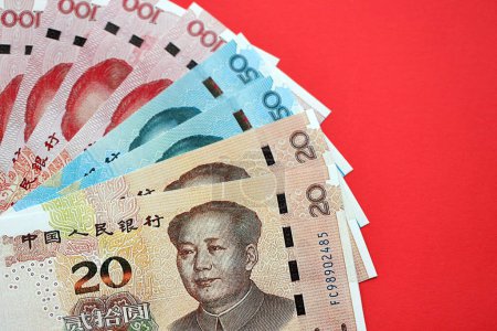 Muchos billetes de dinero de la República Popular China. Billetes de Yuan de la República Popular China en primer plano