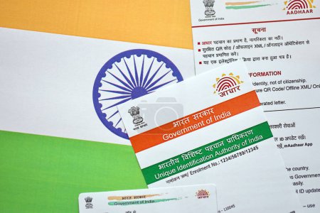 Indische Aadhaar-Karte von Unique Identification Authority of India auf indischer Flagge aus nächster Nähe