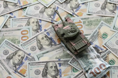 Panzer auf zerknüllten Hundert-Dollar-Scheinen. Hintergrund der Kriegsfinanzierung und des Preises für militärische Unterstützung der Vereinigten Staaten von Amerika