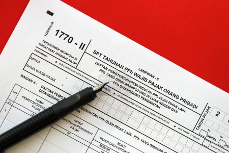 Indonesisches Steuerformular 1770-2 Individuelle Einkommensteuererklärung und Stift auf dem Tisch in Großaufnahme