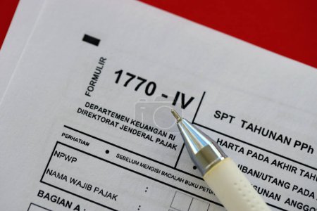 Téléchargez les photos : Formulaire d'impôt indonésien 1770-4 Déclaration de revenus des particuliers et stylo sur la table close up - en image libre de droit