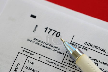 Indonesisches Steuerformular 1770 Individuelle Einkommensteuererklärung und Stift auf dem Tisch in Großaufnahme