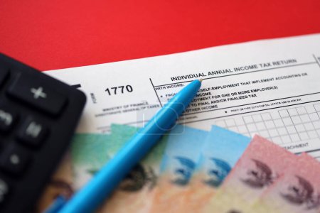 Indonesisches Steuerformular 1770 Individuelle Einkommensteuererklärung und Stift auf dem Tisch in Großaufnahme