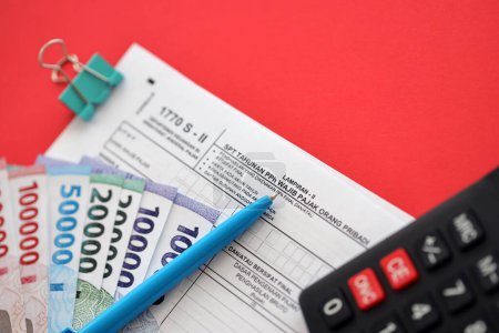 Formulaire d'impôt indonésien 1770 S - 2 Déclaration de revenus des particuliers et stylo sur la table close up