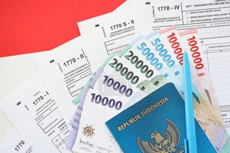 Indonesische Steuerformulare 1770 Individuelle Einkommensteuererklärung und Reisepass mit Stift auf dem Tisch in Großaufnahme