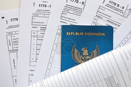 Indonesische Steuerformulare 1770 Individuelle Einkommensteuererklärung und Reisepass auf dem Tisch