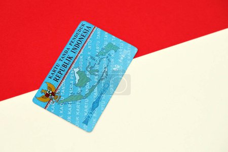 Tarjeta de identidad eléctrica nacional indonesia llamada E-KTP o Kartu Tanda Penduduk. Tarjeta para ciudadanos o residentes permanentes