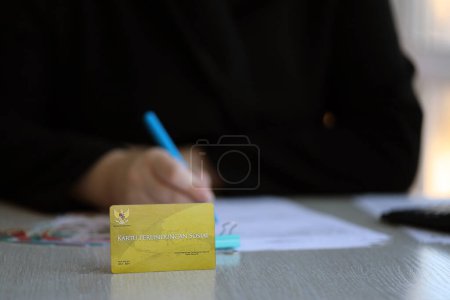 Indonesische goldene Sozialversicherungskarte, die ursprünglich Kartu perlindungan sosial genannt wurde. Karte für finanzielle Unterstützung