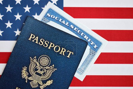 New Blue United States of America Pass und Sozialversicherungsnummer auf dem Hintergrund der US-Flagge. Konzept zum Erwerb der US-Staatsbürgerschaft