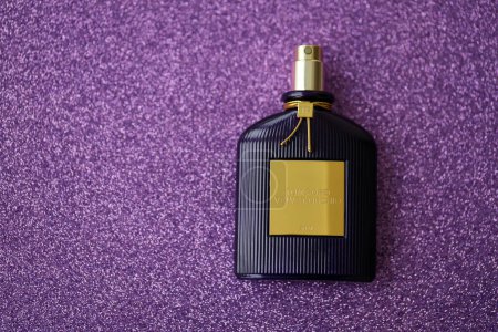 Téléchargez les photos : KYIV, UKRAINE - 27 NOVEMBRE 2023 Tom Ford bouteille de parfum d'orchidée de velours repose sur un fond lilas clair. Tom Ford est le créateur de mode américain lancé sa marque de luxe éponyme en 2006 - en image libre de droit