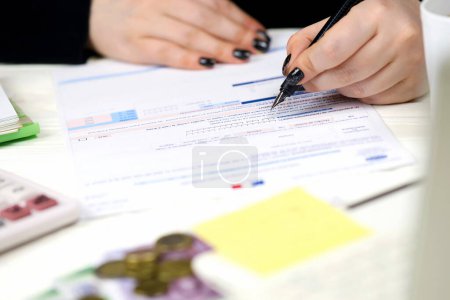 Téléchargez les photos : KYIV, UKRAINE - 31 OCTOBRE 2023 Le comptable remplit le formulaire CA12 Taxe sur la valeur ajoutée et taxes assimilées en fin de période fiscale. La fiscalité et la paperasserie en France - en image libre de droit