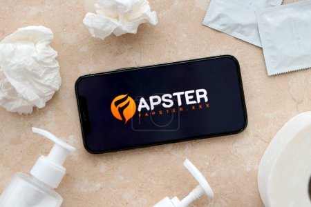 Foto de KYIV, UCRANIA - 23 de enero de 2024 Fapster logotipo del sitio web de contenido para adultos en la pantalla del teléfono inteligente iPhone 12 Pro - Imagen libre de derechos