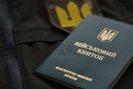 Jeton militaire ou billet d'identité de l'armée se trouve sur vert uniforme militaire ukrainien à l'intérieur fermer