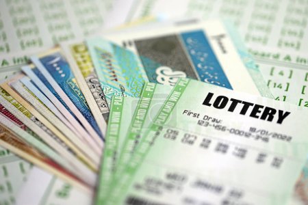 Billets de loterie verts et des billets de monnaie roumains à blanc avec des numéros pour jouer à la loterie fermer