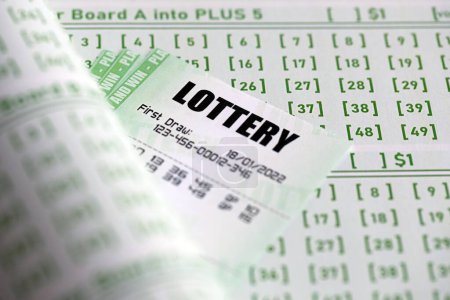 Billetes de lotería verde y billetes en blanco con números para jugar a la lotería de cerca