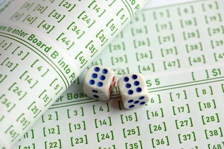 Billetes de lotería y dados en billetes en blanco con números para jugar a la lotería de cerca