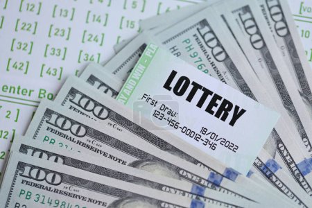 Téléchargez les photos : Billets de loterie verts et billets d'argent américains à blanc avec des numéros pour jouer à la loterie fermer - en image libre de droit