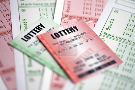 Billetes de lotería verdes y rojos en billetes en blanco con números para jugar a la lotería de cerca