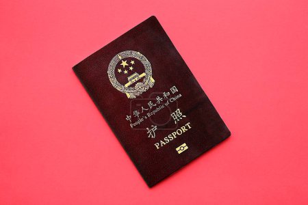 Roter Pass der Volksrepublik China. Chinesischer Pass der Volksrepublik China auf hellem Hintergrund in Nahaufnahme