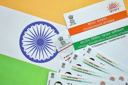 Carte indienne Aadhaar de l'autorité d'identification unique de l'Inde sur drapeau indien gros plan
