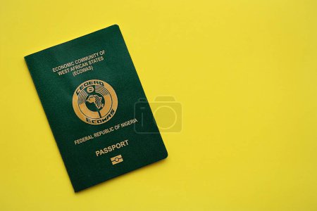 Grüner nigerianischer Pass auf gelbem Hintergrund in Großaufnahme. Tourismus- und Bürgerschaftskonzept