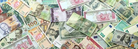 Viele Banknoten in verschiedenen Währungen. Hintergrund der vielen zufälligen Geldscheine