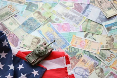 Tanque en la bandera de los Estados Unidos en muchos billetes de diferentes monedas. Antecedentes de financiación de la guerra y precio de apoyo militar para Estados Unidos de América