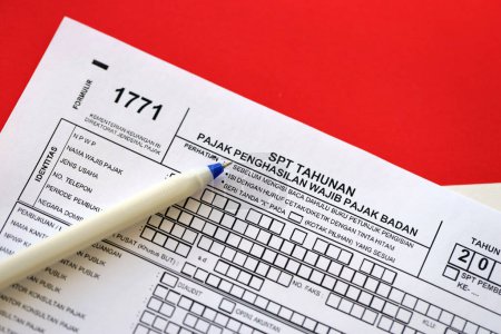Indonesisches Steuerformular 1771 Körperschaftssteuerpflichtige jährliche Einkommensteuererklärung mit Stift liegt auf dem Tisch des Buchhalters