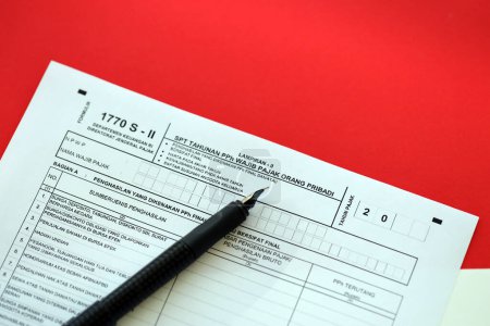 Indonesisches Steuerformular 1770 S - 2 Individuelle Einkommensteuererklärung und Stift auf dem Tisch in Großaufnahme