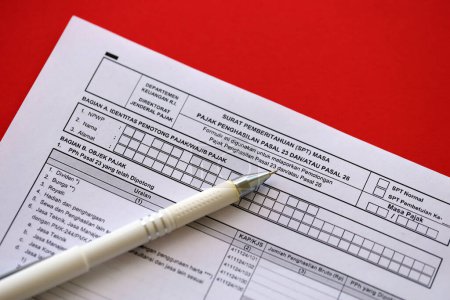 Carta de notificación de formulario de impuesto indonesio SPT para el período del impuesto sobre la renta artículo 23 y o artículo 26 sobre la mesa contable