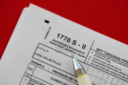 Téléchargez les photos : Formulaire d'impôt indonésien 1770 S - 2 Déclaration de revenus des particuliers et stylo sur la table close up - en image libre de droit
