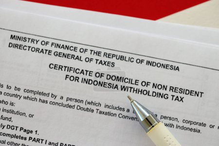 Indonesisches Steuerformular DGT-Bescheinigung des Wohnsitzes eines Nichtansässigen für Indonesien Quellensteuer mit Stift liegt auf dem Tisch des Buchhalters
