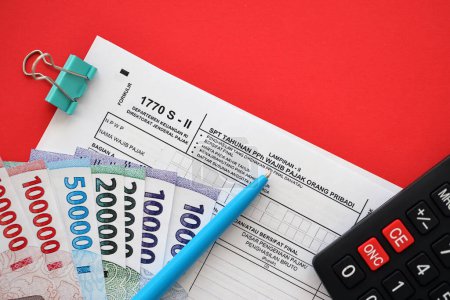 Formulaire d'impôt indonésien 1770 S - 2 Déclaration de revenus des particuliers et stylo sur la table close up
