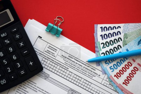 Indonesisches Steuerformular Benachrichtigungsschreiben SPT für den Einkommensteuerzeitraum Artikel 23 und oder Artikel 26 auf der Buchhaltungstabentafel