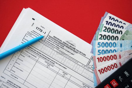 Indonesisches Steuerformular 1770-1 Individuelle Einkommensteuererklärung und Stift auf dem Tisch in Großaufnahme